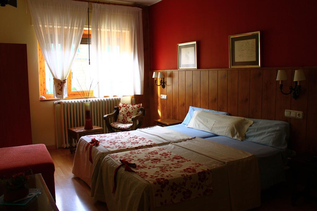 Hostal Escartin Sabinanigo Room photo
