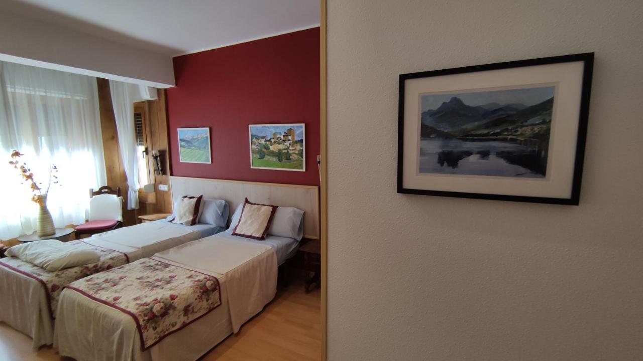 Hostal Escartin Sabinanigo Exterior photo
