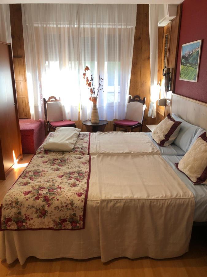 Hostal Escartin Sabinanigo Exterior photo