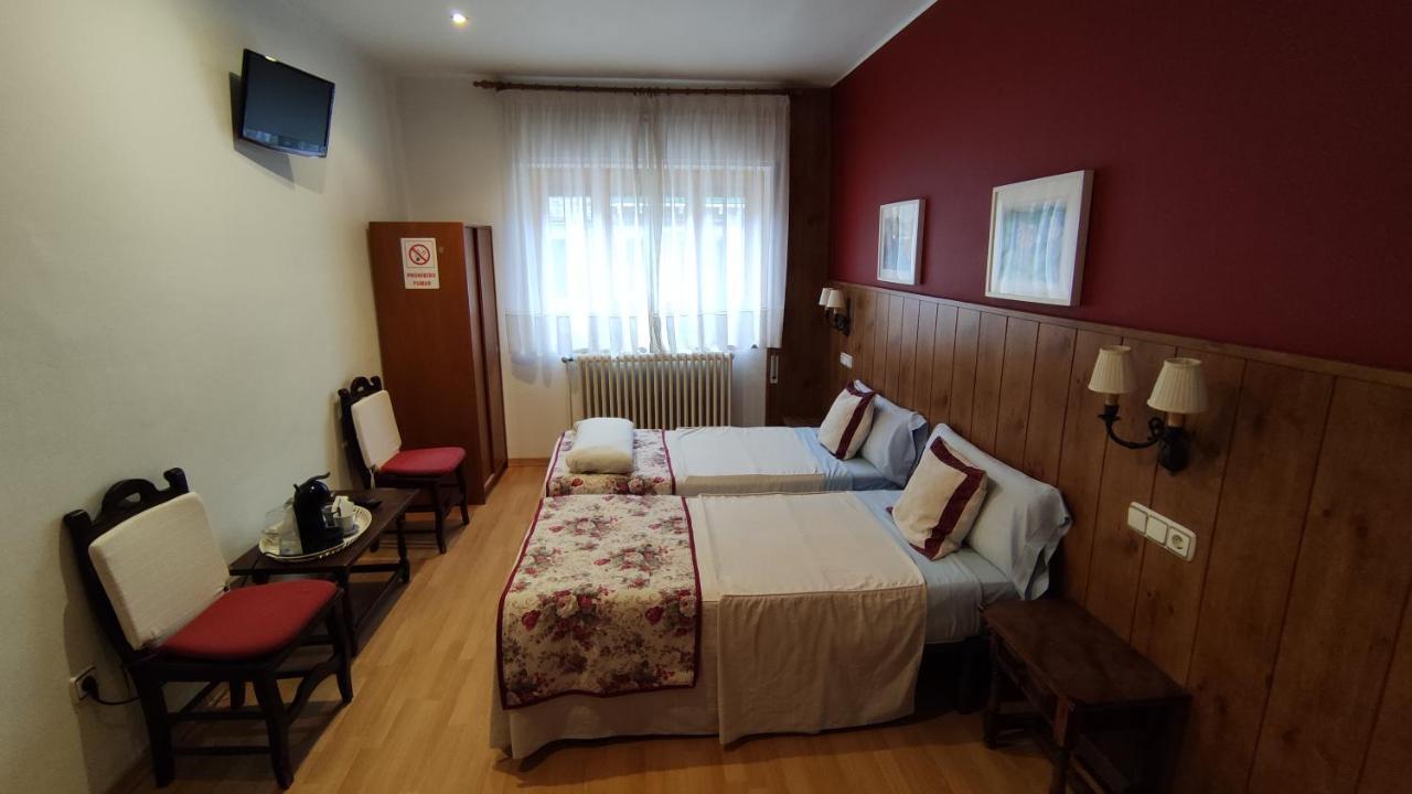 Hostal Escartin Sabinanigo Exterior photo